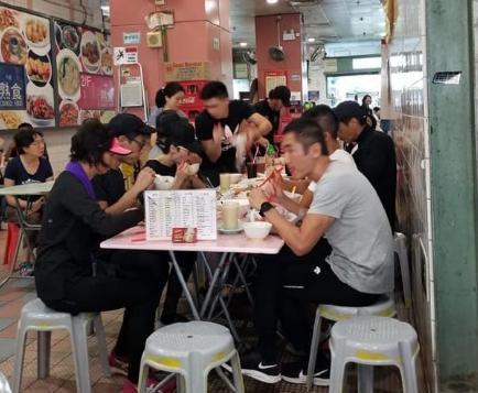   63歲米雪曬與周潤發爬山照！發哥皺紋明顯「笑起來依舊迷人」，女神素顏出鏡優雅大方：這才是實力老牌