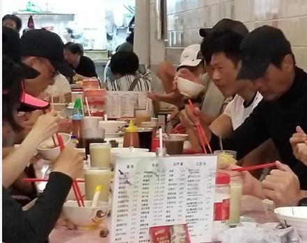   63歲米雪曬與周潤發爬山照！發哥皺紋明顯「笑起來依舊迷人」，女神素顏出鏡優雅大方：這才是實力老牌