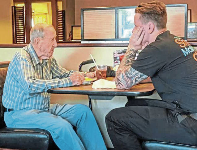 91歲老翁聽不見！天使店員「細心講解菜單＋陪吃飯」　接著隔壁客人「決定偷偷送暖」全餐廳都被感動