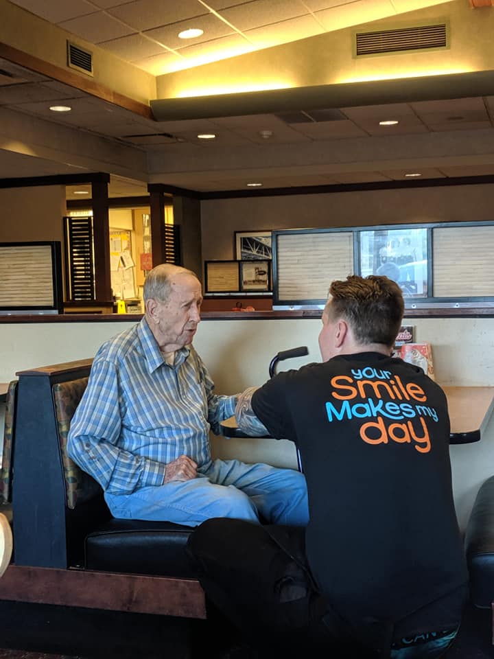 91歲老翁聽不見！天使店員「細心講解菜單＋陪吃飯」　接著隔壁客人「決定偷偷送暖」全餐廳都被感動
