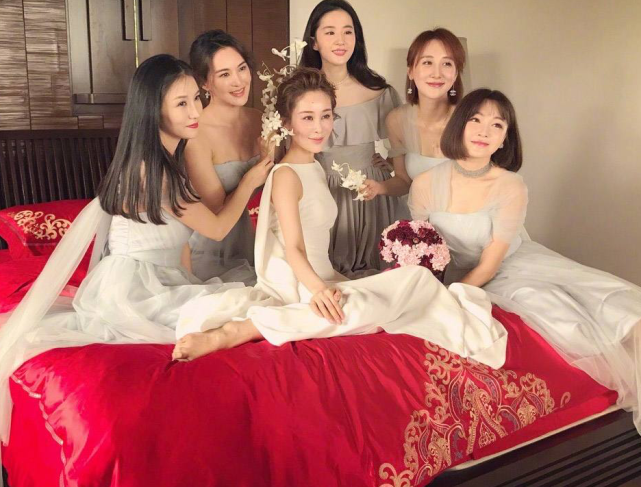 有一種伴娘叫劉亦菲!仙氣十足的她每次都「盡力不打扮化淡妝」,當看到她和新娘同框那一刻:氣質不允許低調!