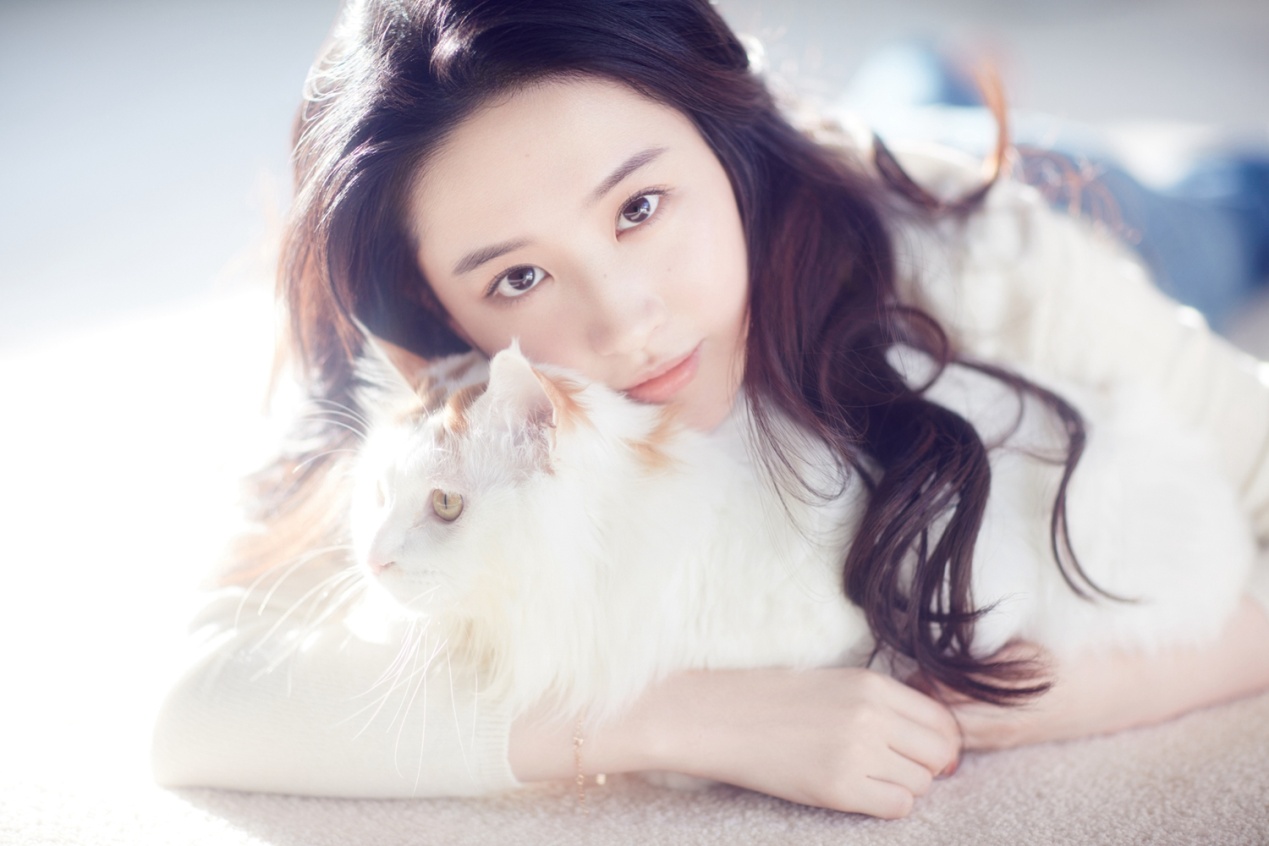 有一種伴娘叫劉亦菲!仙氣十足的她每次都「盡力不打扮化淡妝」,當看到她和新娘同框那一刻:氣質不允許低調!