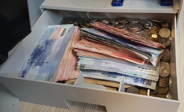 幫老公哭哭！老婆從遊戲機「挖出海量私房錢」氣噗噗：難怪不給我鑰匙　網默哀「起碼能出國好幾趟」