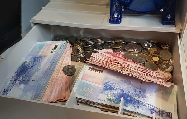 幫老公哭哭！老婆從遊戲機「挖出海量私房錢」氣噗噗：難怪不給我鑰匙　網默哀「起碼能出國好幾趟」