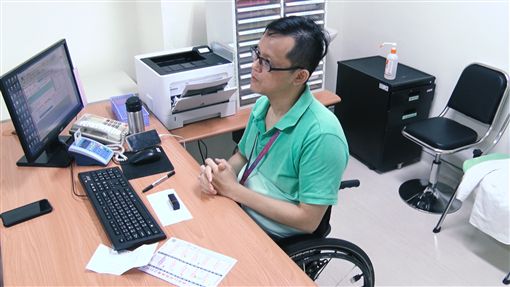 為愛活著！權威名醫「33歲意外動彈不得」從此坐輪椅看診　忍受24小時疼痛「妻不離不棄」：為老婆而活
