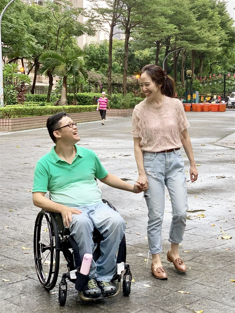 為愛活著！權威名醫33歲意外動彈不得「從此坐輪椅看診」　忍受「24小時都痛」妻不離不棄：我為老婆而活