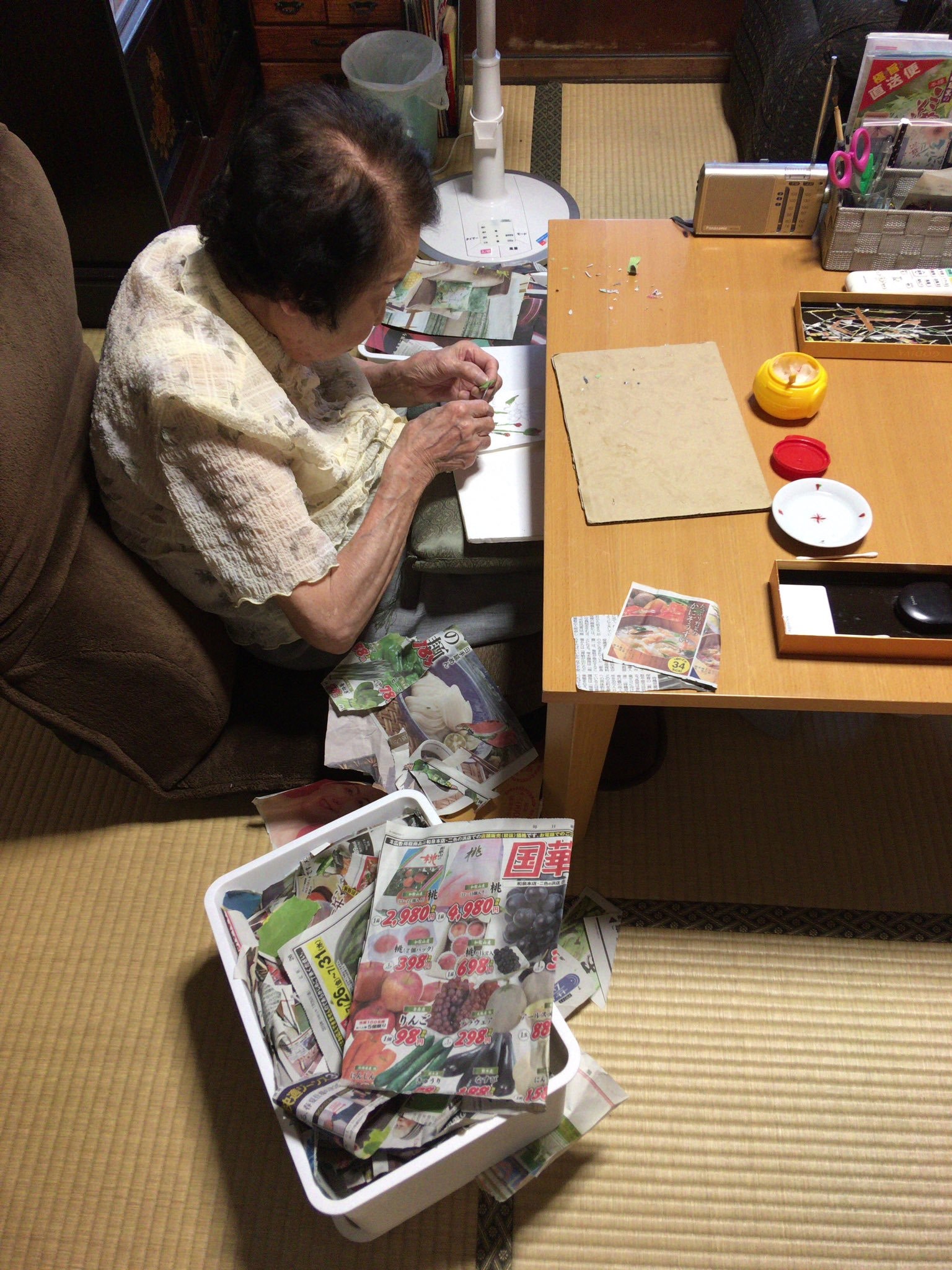 90歲阿嬤在家無聊「把舊報紙拿來拼貼」！慢工出細活「最後剪出各種神作」爆紅全網：章魚燒超逼真