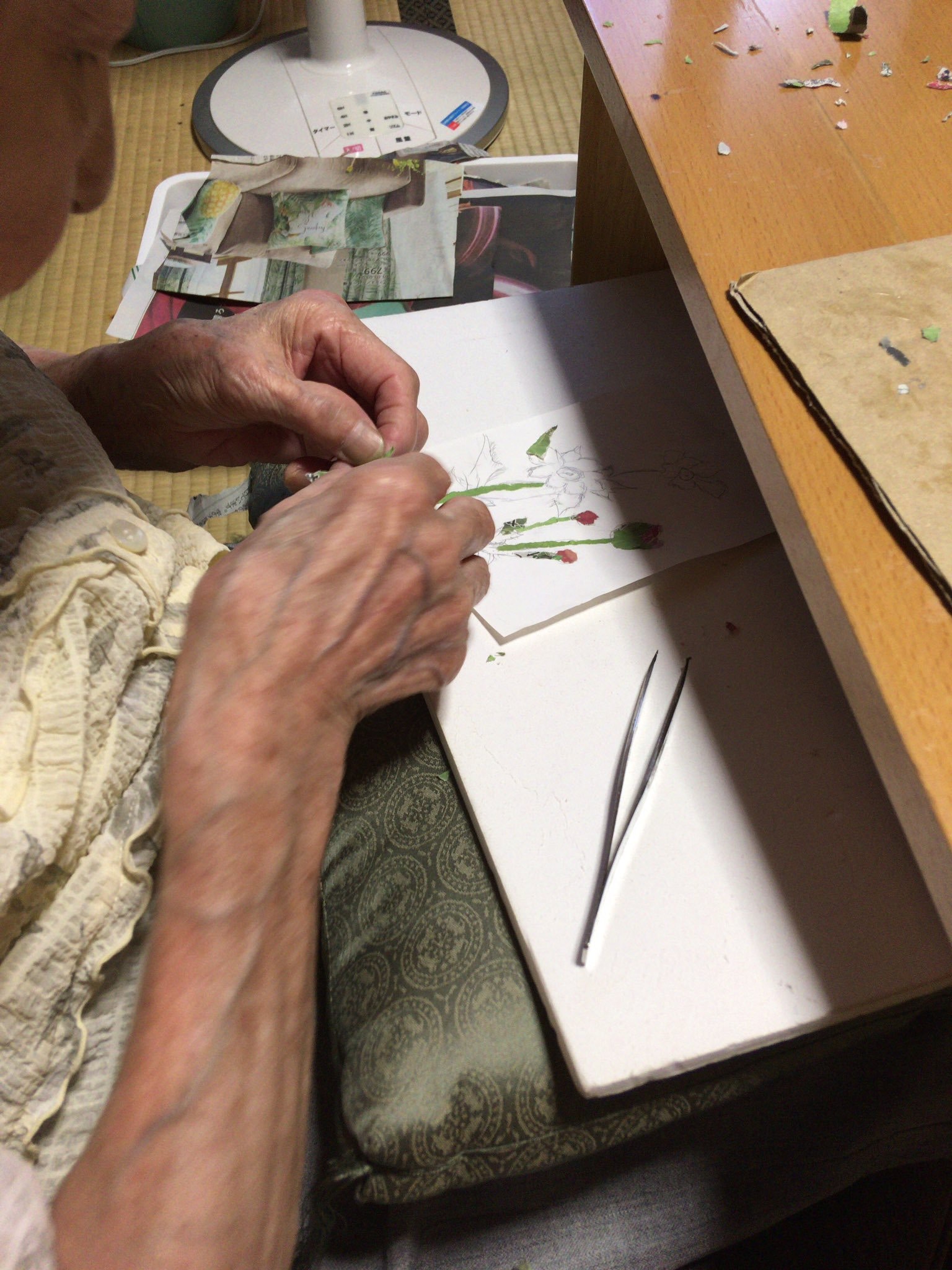 90歲阿嬤在家無聊「把舊報紙拿來拼貼」！慢工出細活「最後剪出各種神作」爆紅全網：章魚燒超逼真