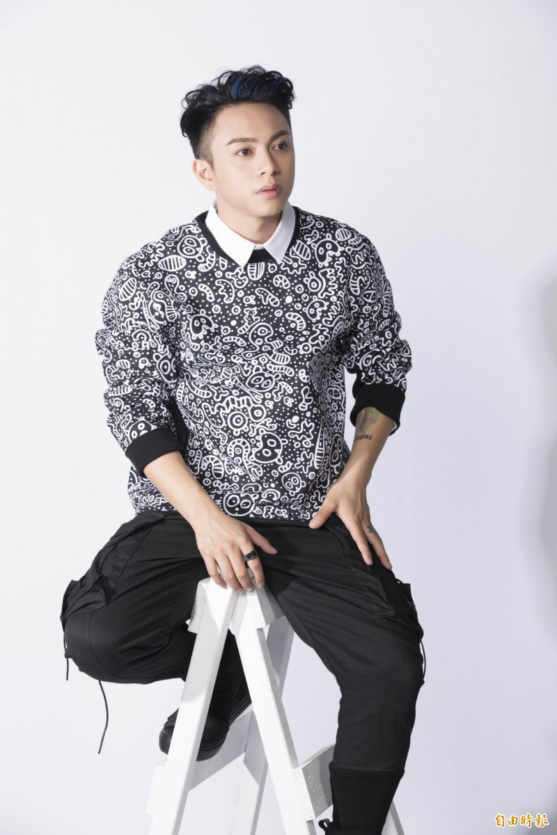 小學目睹阿嬤離開！溫瀚龍傳用坎坷身世「3年騙走千萬」　隱瞞已婚身分「群組狂撩婆媽」：我在家