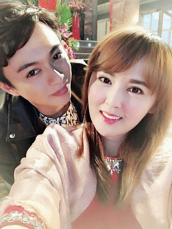 小學目睹阿嬤離開！溫瀚龍傳用坎坷身世「3年騙走千萬」　隱瞞已婚身分「群組狂撩婆媽」：我在家