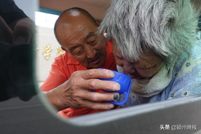 66歲清潔工「帶病妻掃馬路」無微不至10年！醫生預言「活不過10年」如今已過20年頭：只求一起變老