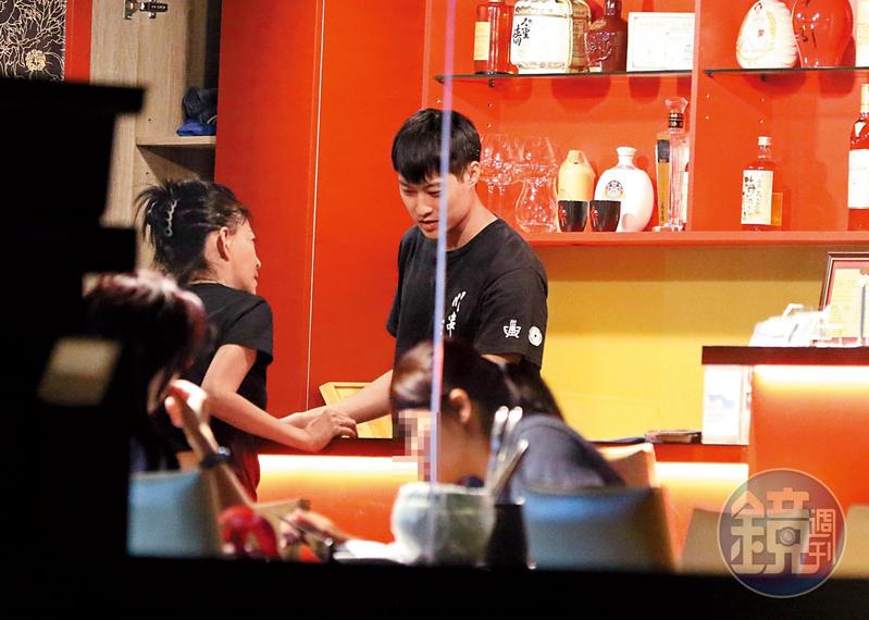 差40歲！鮮肉嫩模傳同居「知名麻辣鍋老闆娘」嬤孫戀惹議　乾媽趕忙出來澄清「他是很優的孩子」