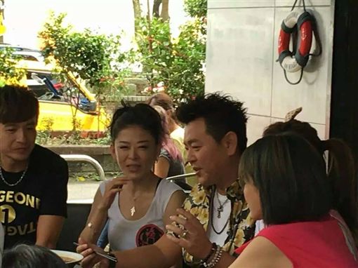 差40歲！鮮肉嫩模傳同居「知名麻辣鍋老闆娘」嬤孫戀惹議　乾媽趕忙出來澄清「他是很優的孩子」