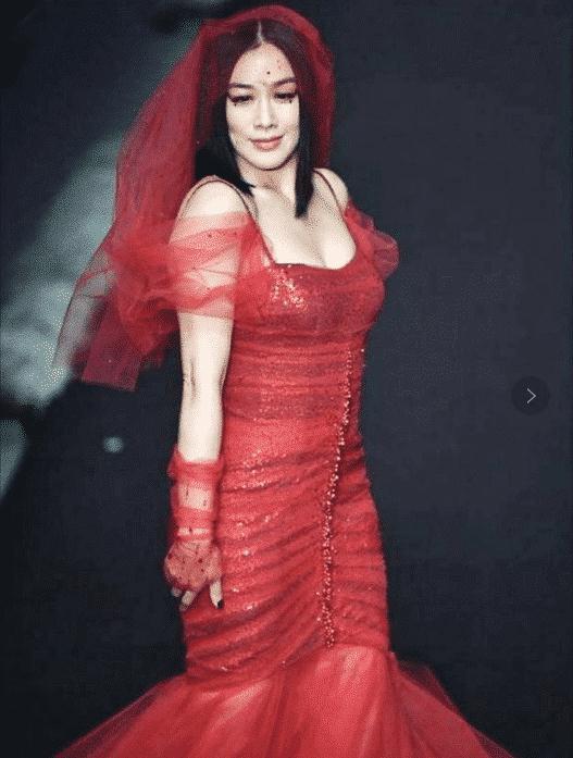 48歲鍾麗緹穿「龍蝦裙」走秀,下半身暴露真實身材,網友:旁邊老公的眼神都飄了