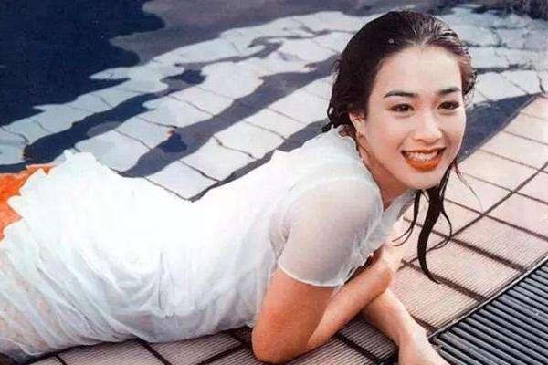 48歲鍾麗緹穿「龍蝦裙」走秀,下半身暴露真實身材,網友:旁邊老公的眼神都飄了