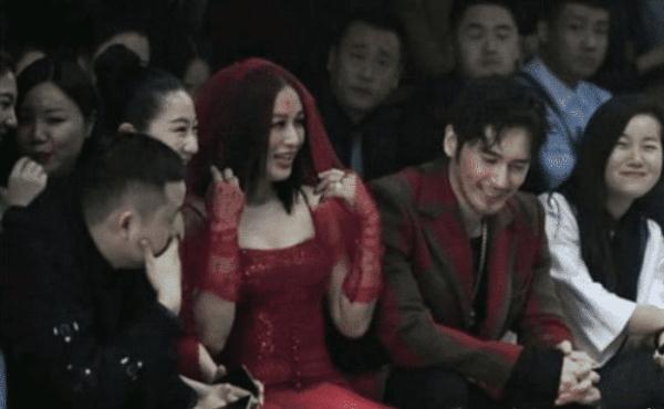 48歲鍾麗緹穿「龍蝦裙」走秀,下半身暴露真實身材,網友:旁邊老公的眼神都飄了