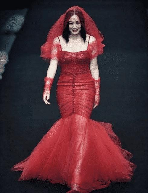 48歲鍾麗緹穿「龍蝦裙」走秀,下半身暴露真實身材,網友:旁邊老公的眼神都飄了