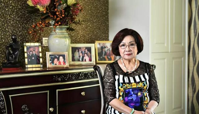 永不退休！最高齡老闆「94歲創立服裝品牌」天天打卡上班　夫破產「靠手藝養全家」受員工愛戴不孤單