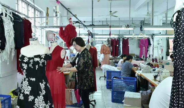 永不退休！最高齡老闆「94歲創立服裝品牌」天天打卡上班　夫破產「靠手藝養全家」受員工愛戴不孤單