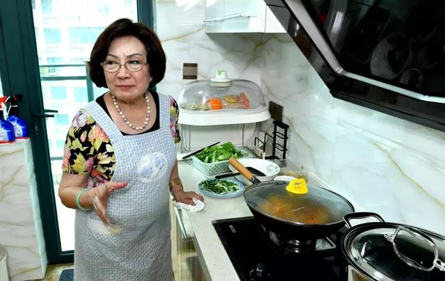 永不退休！最高齡老闆「94歲創立服裝品牌」天天打卡上班　夫破產「靠手藝養全家」受員工愛戴不孤單