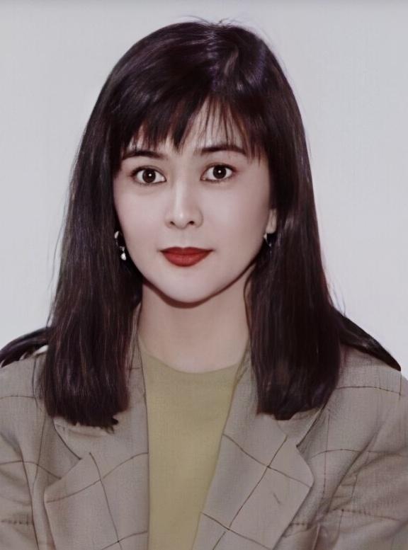 關之琳巔峰期魅力有多大？「年輕舊照大公開」火辣身材一覽無餘，氣質穿衣傾國傾城：難怪香港富豪都喜歡