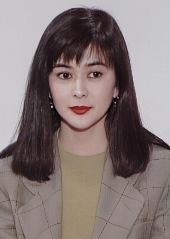 關之琳巔峰期魅力有多大？「年輕舊照大公開」火辣身材一覽無餘，氣質穿衣傾國傾城：難怪香港富豪都喜歡