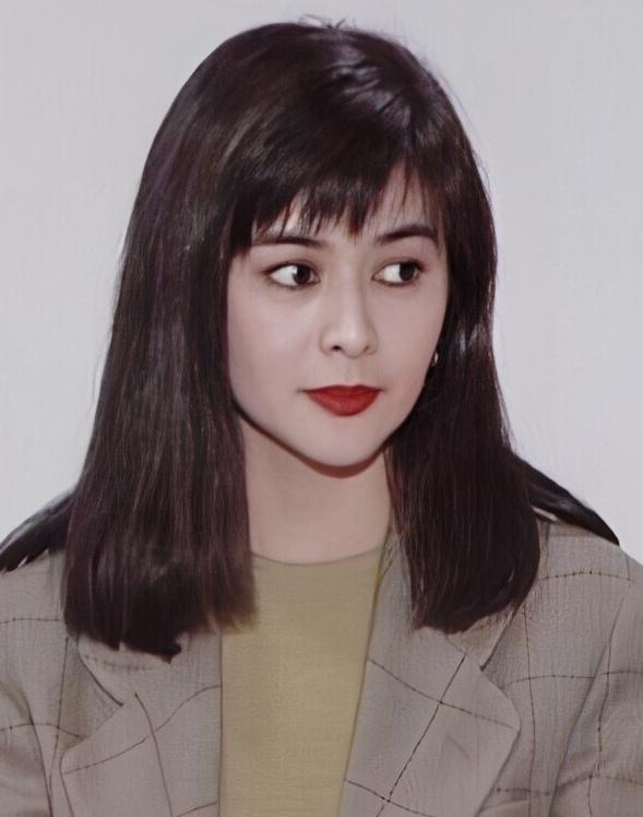 關之琳巔峰期魅力有多大？「年輕舊照大公開」火辣身材一覽無餘，氣質穿衣傾國傾城：難怪香港富豪都喜歡