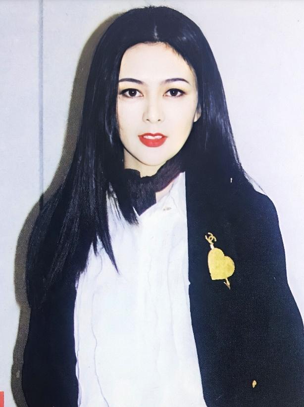 關之琳巔峰期魅力有多大？「年輕舊照大公開」火辣身材一覽無餘，氣質穿衣傾國傾城：難怪香港富豪都喜歡