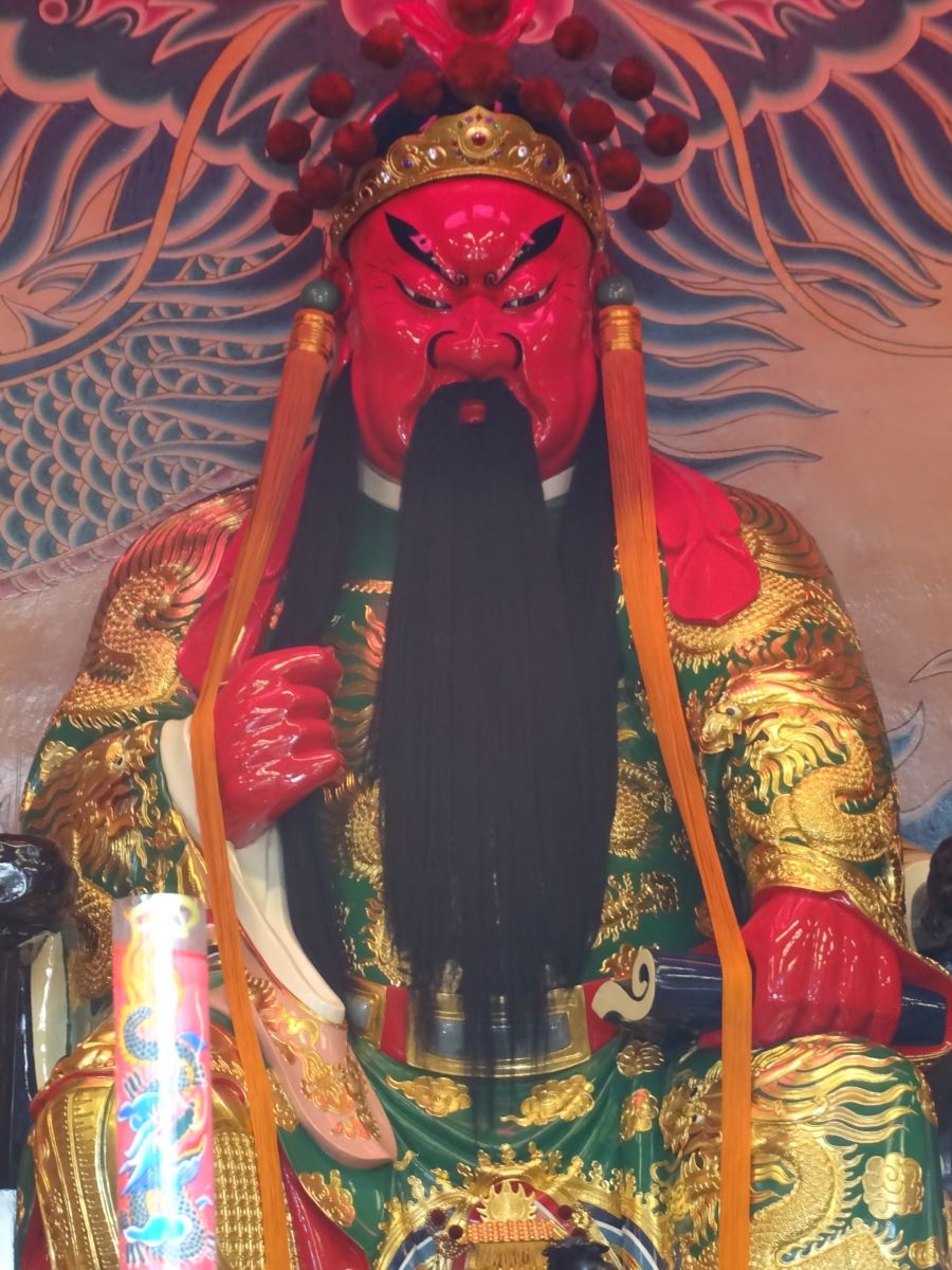 拜關公也沒用！陳子玄去公墓「指著骨灰罈亂罵」：來阿怕你喔　後面被跟一票人「回家下場更嚴重」