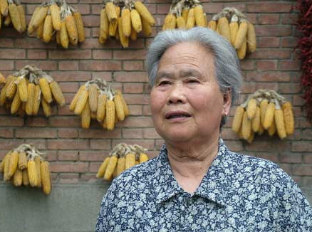 婆婆嫌兒媳醜，唆使兒子離婚，兩年後商場門口相遇，婆婆恨自己