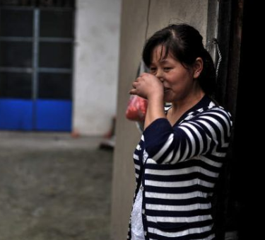 婆婆嫌兒媳醜，唆使兒子離婚，兩年後商場門口相遇，婆婆恨自己