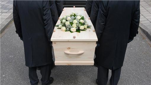被通知兒子走了！母親大哭「將他推去火化」舉行告別式　4個月後「兒子站在家門口」她當場腿軟