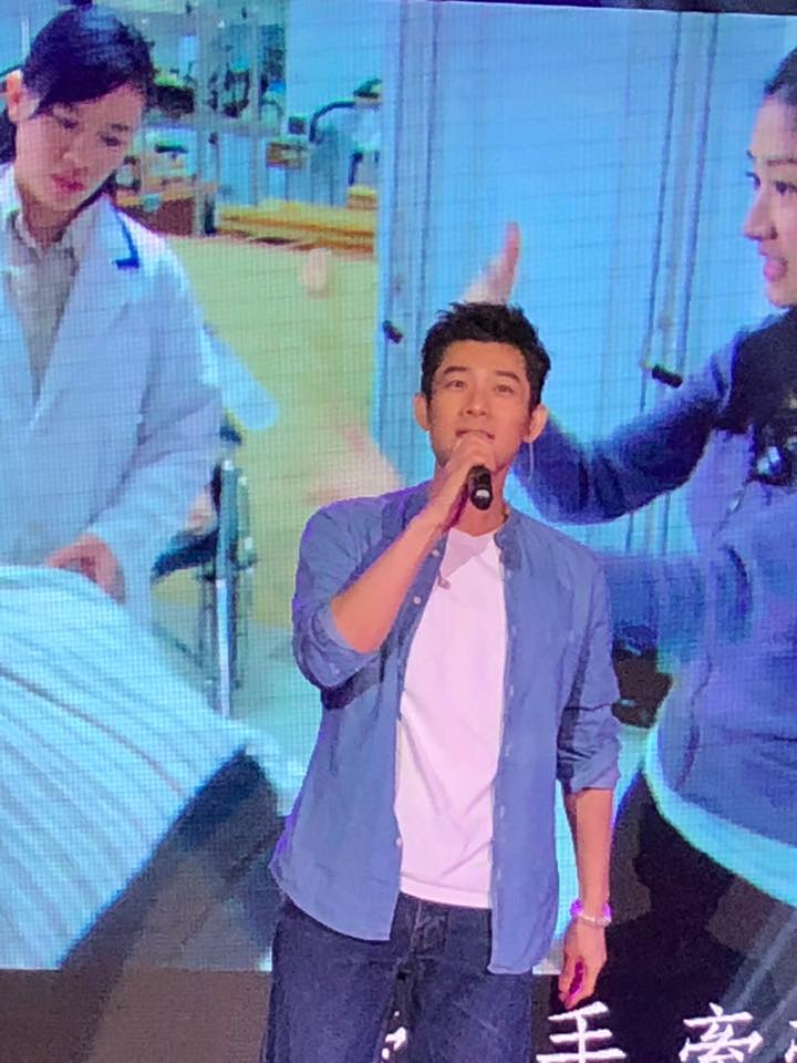 來生換我照顧妳！施易男「感謝當小明明兒子」愛牽媽媽手約會　與母相依為命「曾送塔位當禮物」嘆太快用上