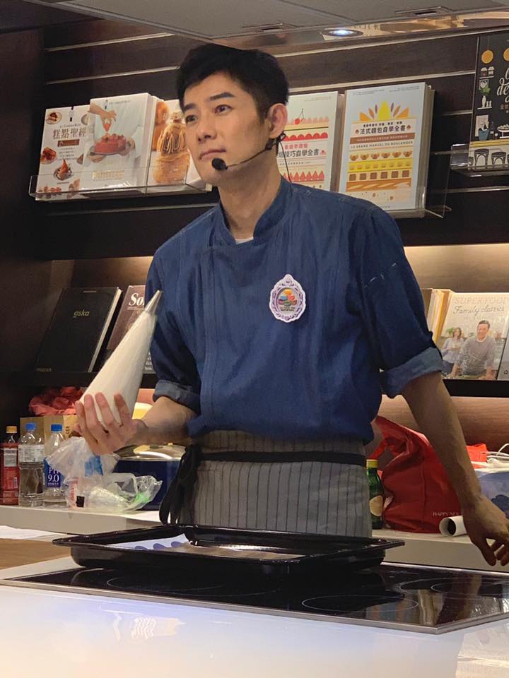 施易男憶亡母「新書名、甜點教室名」藏洋蔥！表白媽媽是情人「來不及給她完整的家」嘆：依然會想念