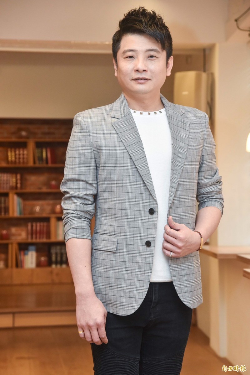 終於熬出頭！蔡佳麟出道前「當吊車工人」曝心酸過往　苦盡甘來「成名不忘交往26年妻」薪水全上繳