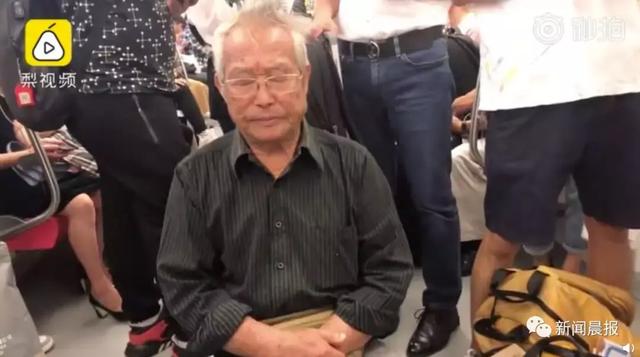 年輕人很累，我們憑什麼要倚老賣老？79歲老翁「搭車自帶板凳」主動讓座：人就是要互相關心