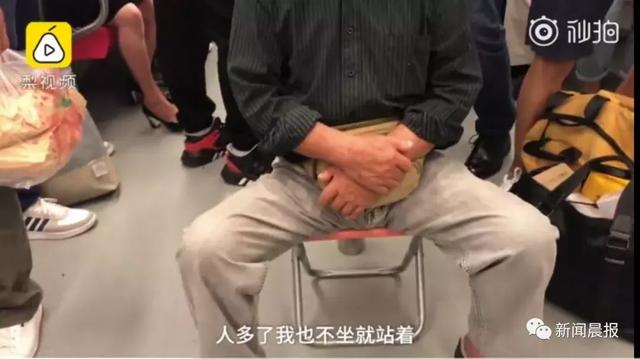 年輕人很累，我們憑什麼要倚老賣老？79歲老翁「搭車自帶板凳」主動讓座：人就是要互相關心