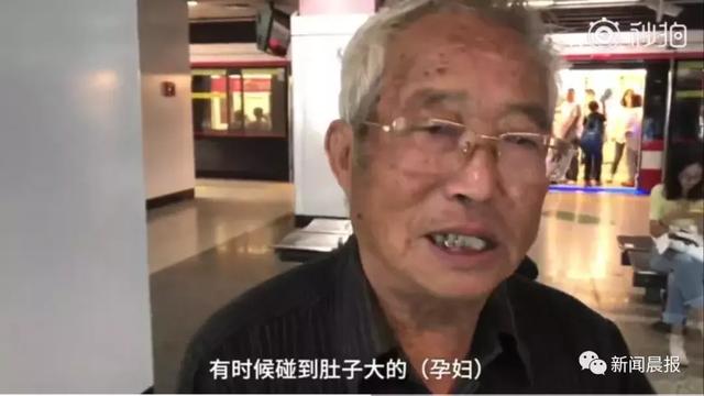 年輕人很累，我們憑什麼要倚老賣老？79歲老翁「搭車自帶板凳」主動讓座：人就是要互相關心