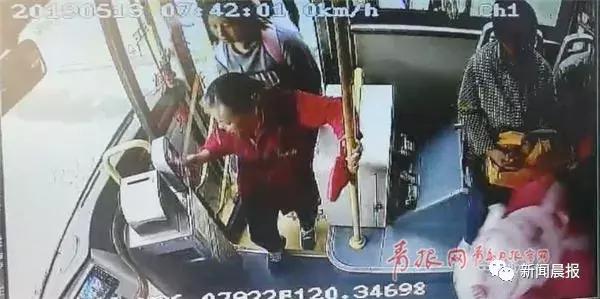 年輕人很累，我們憑什麼要倚老賣老？79歲老翁「搭車自帶板凳」主動讓座：人就是要互相關心