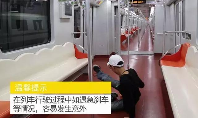 年輕人很累，我們憑什麼要倚老賣老？79歲老翁「搭車自帶板凳」主動讓座：人就是要互相關心