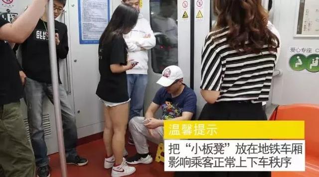年輕人很累，我們憑什麼要倚老賣老？79歲老翁「搭車自帶板凳」主動讓座：人就是要互相關心