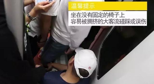 年輕人很累，我們憑什麼要倚老賣老？79歲老翁「搭車自帶板凳」主動讓座：人就是要互相關心