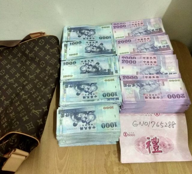土豪哥「每月收房租1000萬」女友換不停！他曬戶頭餘額「自曝有錢人奢華生活」抱怨：覺得人生沒樂趣