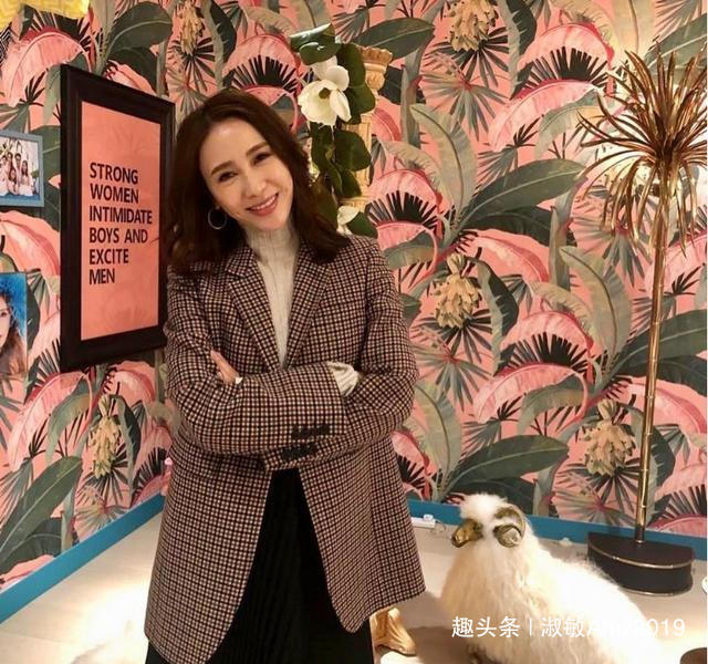 難分高下！47歲黎姿與「千億兒媳」徐子淇同框，「相差11歲」顏值與氣場絲毫不輸闊太