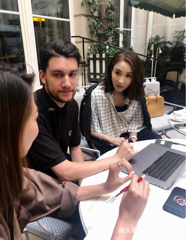 難分高下！47歲黎姿與「千億兒媳」徐子淇同框，「相差11歲」顏值與氣場絲毫不輸闊太