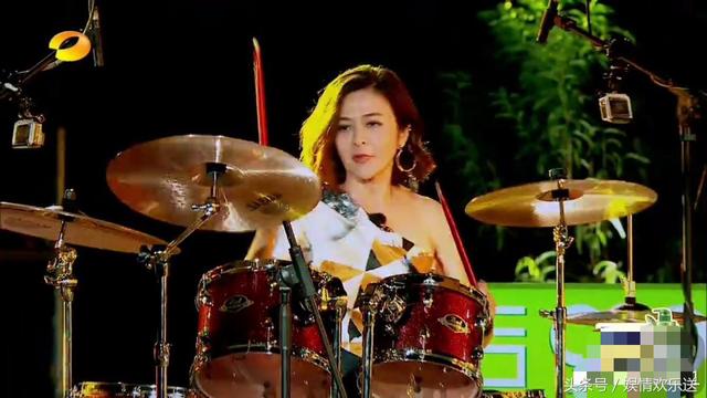 兩大女神比美！56歲關之琳同台52歲溫碧霞，「相差4歲」身材與品味卻大不相同！