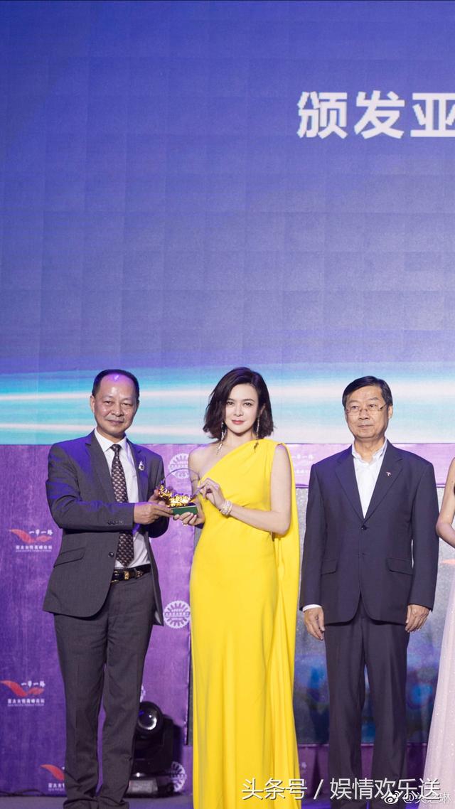 兩大女神比美！56歲關之琳同台52歲溫碧霞，「相差4歲」身材與品味卻大不相同！