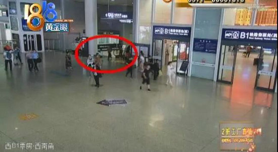 男童寫作業被罵！阿嬤心疼「出招帶金孫逃課」搭火車超精明　媽媽著急「一看監視器畫面」網友淚喊：想阿嬤了