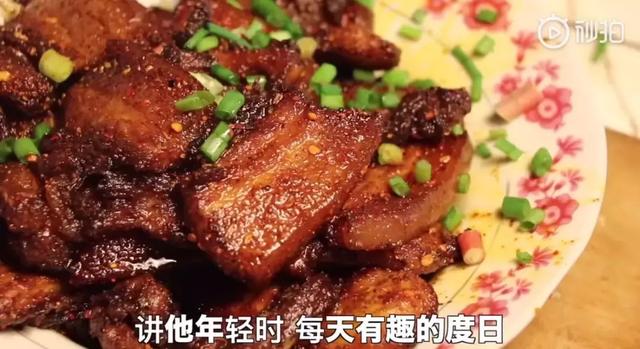 24歲男孩「隱居鄉村種田養雞」陪外公生活！祖孫天天「攜手唱歌做飯」享受日常：其實大家也做得到
