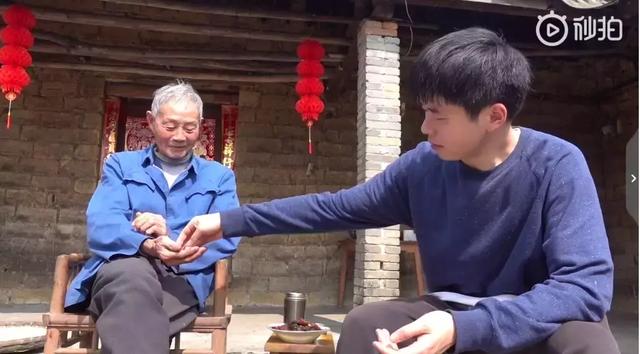 24歲男孩「隱居鄉村種田養雞」陪外公生活！祖孫天天「攜手唱歌做飯」享受日常：其實大家也做得到